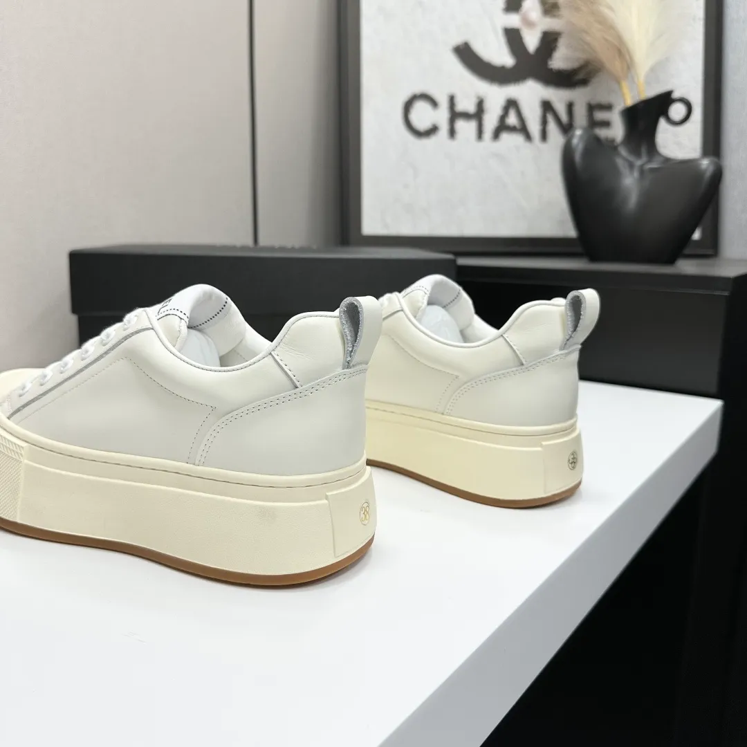 👟👟Ex-factory price 560👟👟Chanel Panda Shoes! 2025 counter's top casual sports shoes. This classic design; the upper is electro-embroidered with a variety of techniques; the outsole is fashionable and sporty; the unusual inclusion of a variety of color matching elements... The diversified mix and match is very good-looking and versatile, and can be used for leisure, fashion, sports, and outdoor... ꫛꫀꪝ Go➫ Materials: ❶Upper made of: original imported first-layer silk cowhide + original waterproof cloth + original first-layer cowhide ❷Inner lining: Breathable mesh ❸ Outsole based on: original TPU combination outsole, full set of boutique packaging for women 35–41